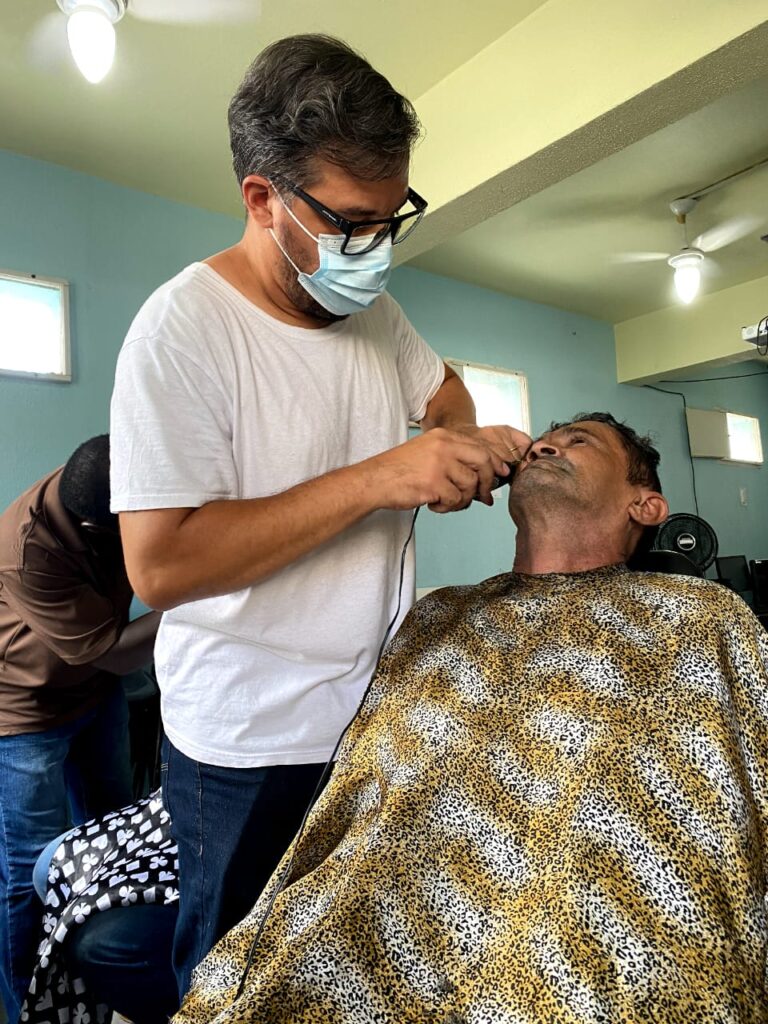 7 anos de instituo lar. Eixo 1 - LEVANTE. Assistido na cadeira fazendo a barba com voluntário