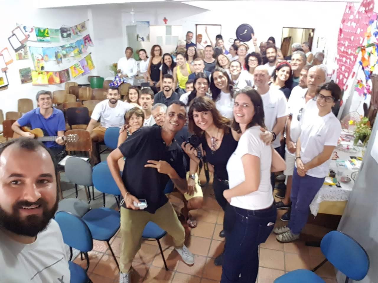 Voluntários, assistidos e parceiros do Instituto LAR, reunidos na sede, antes da reforma do espaço, que aconteceu em 2018 e foi patrocinada pelo SISEJUFE.