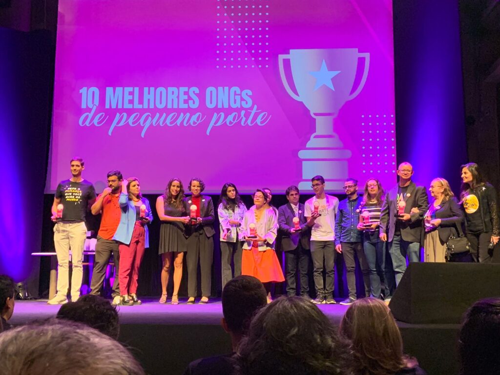 Mariana Machado, cofundadora do Instituto LAR e Ana Paula Rios, presidente do Instituto LAR, na cerimônia de premiação das Melhores ONGs do Brasil, que aconteceu em São Paulo. Elas estiveram presentes ao lado de outras 9 organizações premiadas nessa categoria.