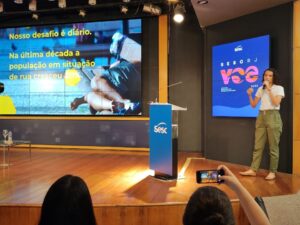 Ana Paula Rios apesenta no palco do SescRJ os desafios da reinserção social da população em Situação de Rua